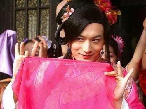 红娘男扮女装吃瓜,一场别开生面的“穿越”相亲秀