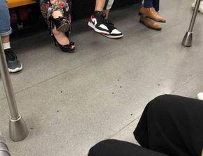 车厢吃瓜场面,趣味横生一幕幕