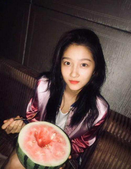 关晓彤吃瓜眼神,洞察娱乐圈风云变幻